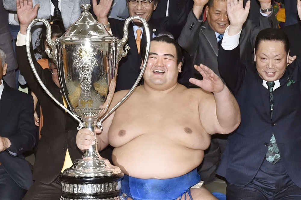 Kotoshogiku otwiera stajnię