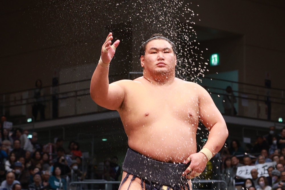 Ozeki na prowadzeniu