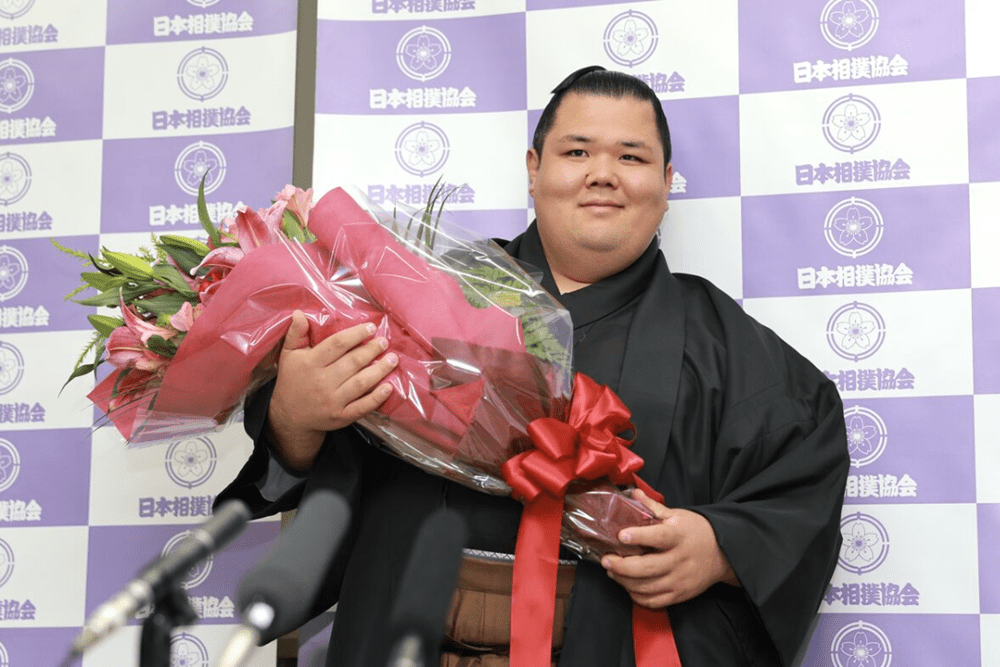 Onosho zakończył karierę