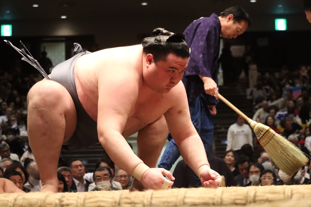 Kinbozan pozostaje na prowadzeniu