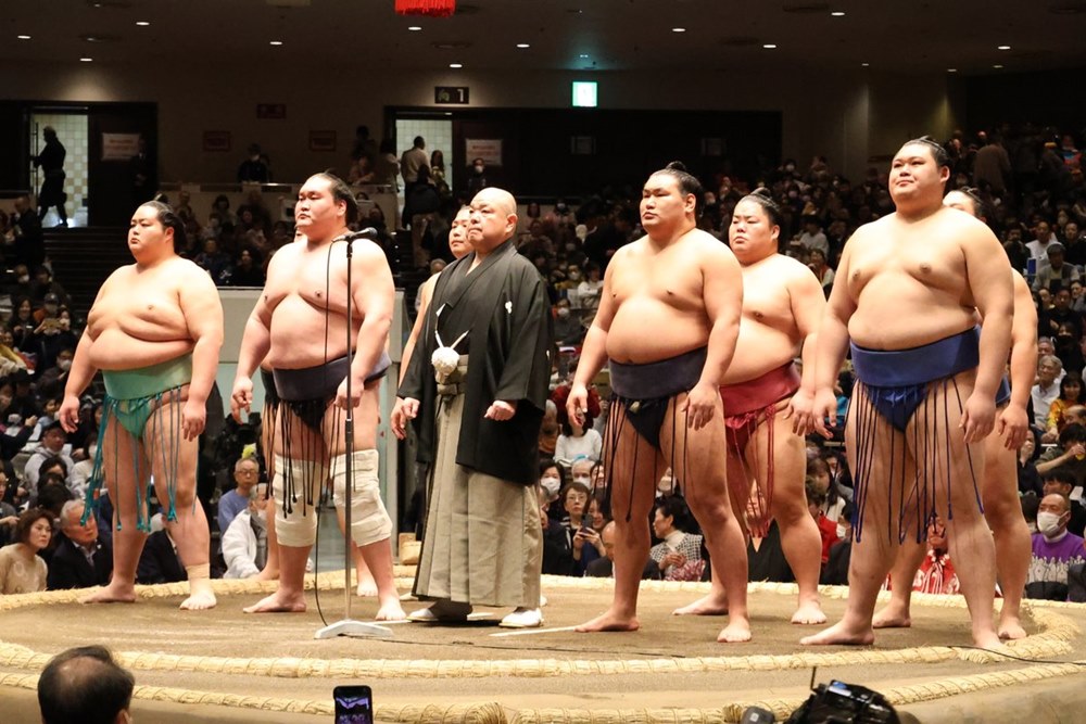 Yokozuna zaczyna od&nbsp;porażki