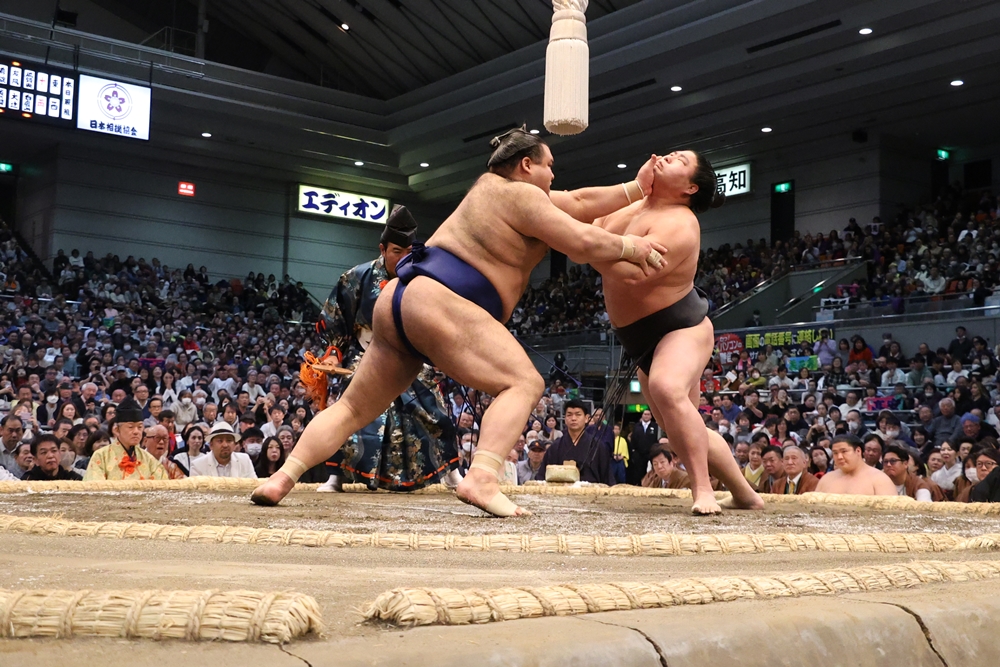 Takayasu liderem