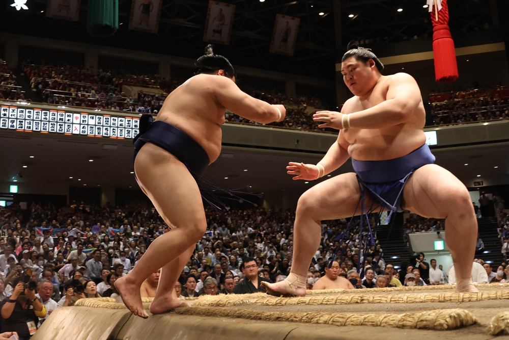 Ozeki samotnym liderem