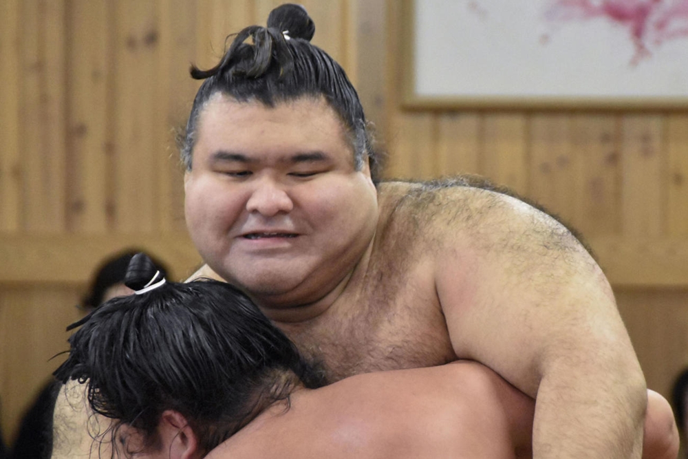 Komusubi Takayasu ostrożnie przygotowuje się do turnieju