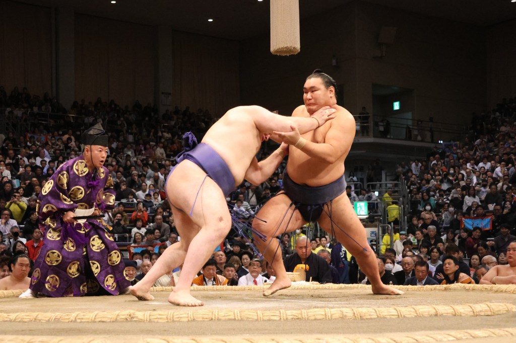 Trzyosobowy remis przed finałem Kyushu&nbsp;Basho!