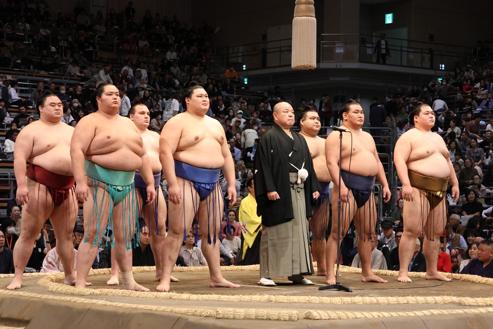 Hakuhouho zdobywa kinboshi, Onosato i Kotonosakura zaczynają od zwycięstw