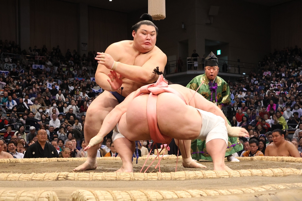 Lider niepokonany po siedmiu dniach Kyushu Basho