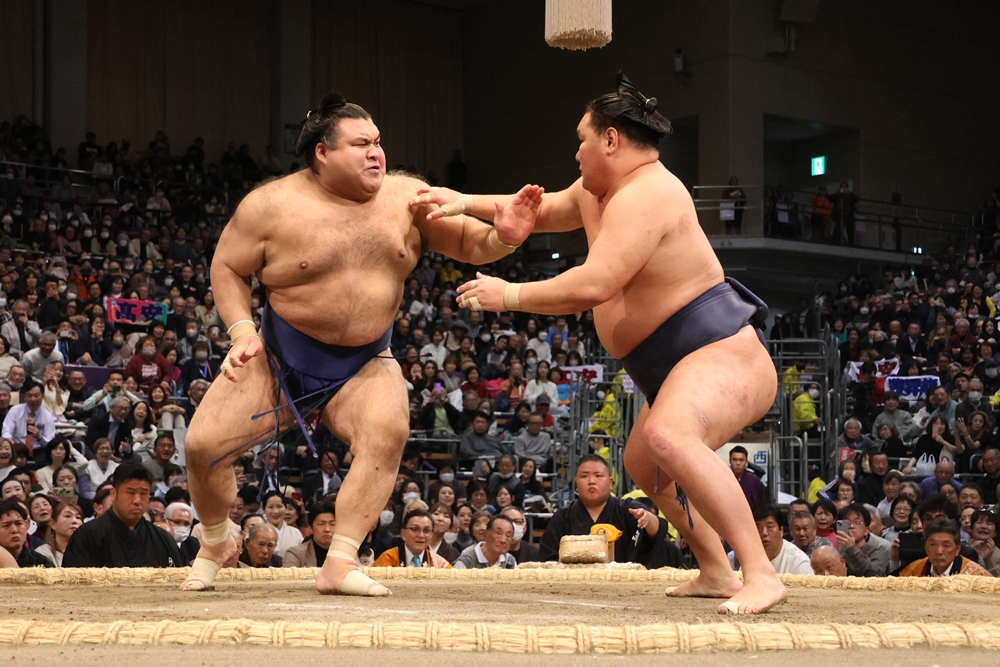 Trzyosobowe prowadzenie utrzymane: Onosato, Hoshoryu i Aonishiki z bilansem&nbsp;10-2