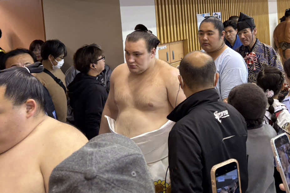 Nowy ōzeki Aonishiki spotkał się z&nbsp;mentorami.