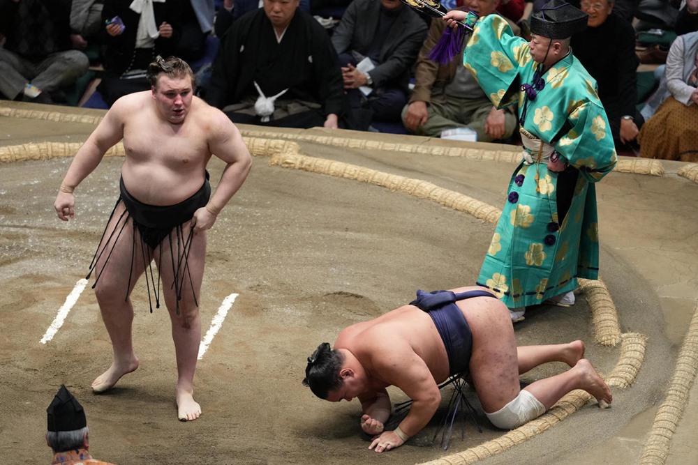 Aonishiki po raz kolejny wygrywa z Hōshōryū.
