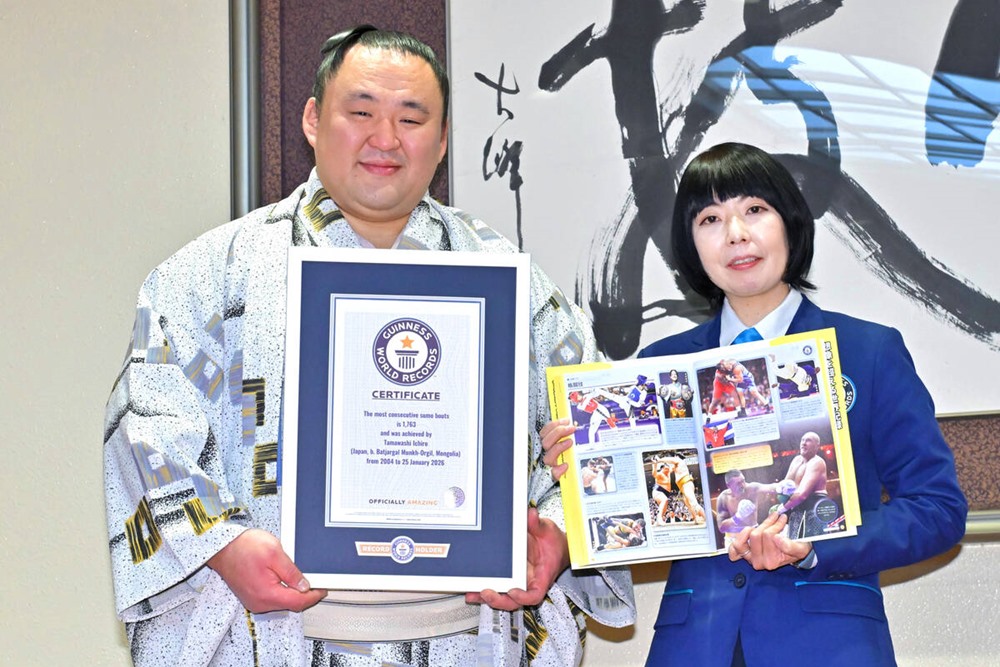 Tamawashi z rekordem Guinnessa.