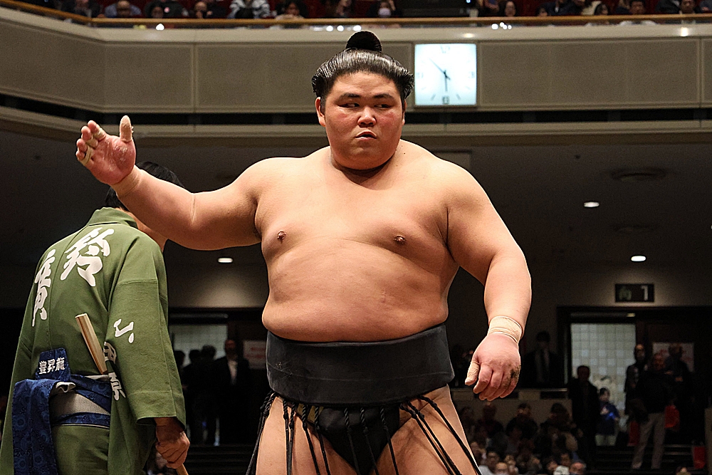 Hakunofuji pokonuje Onosato, Daieishō sensacyjnie zatrzymuje Hōshōryū w dniu niespodzianek.