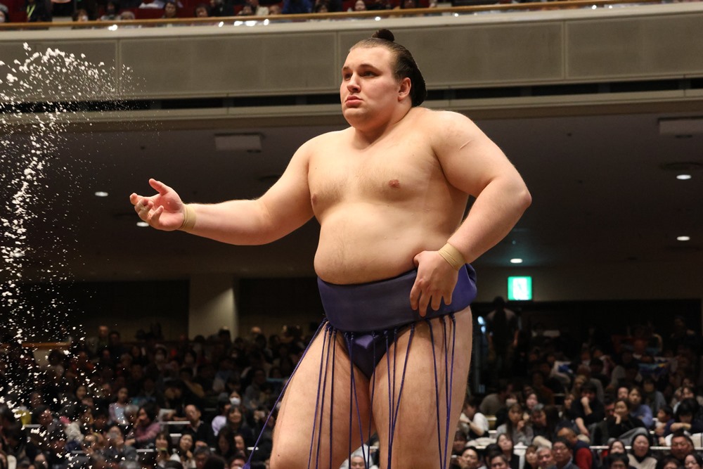 Nowy ōzeki Aonishiki wychodzi z opresji, elita pozostaje bez&nbsp;porażki.