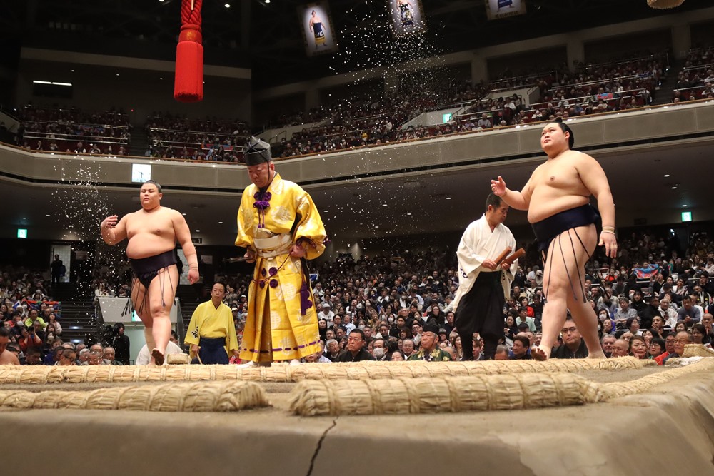 Yoshinofuji sensacyjnie pokonuje Onosato.