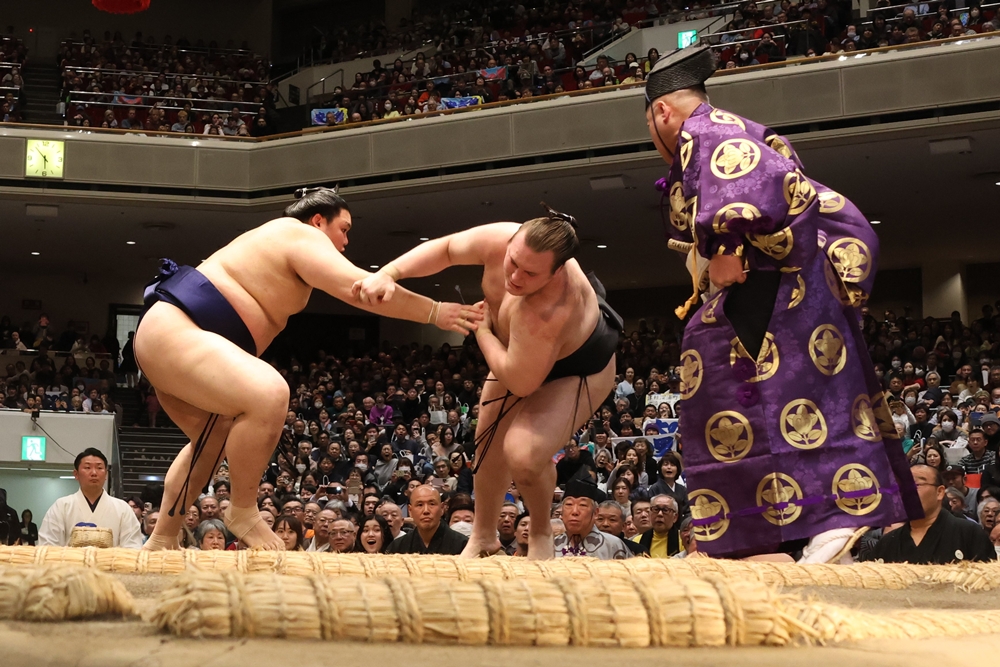 Onosato rozbija Aonishikiego, Atamifuji współliderem.