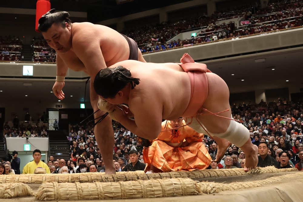 Kirishima samodzielnym liderem. Obaj yokozuna przegrywają drugi raz z rzędu.
