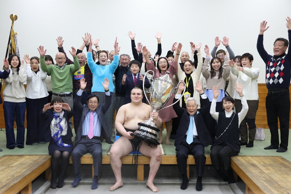 Ukraiński ōzeki Aonishiki wygrywa drugi tytuł z rzędu.