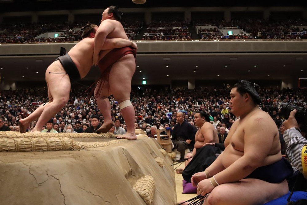 Aonishiki samodzielnym liderem noworocznego turnieju, Hōshōryū z czwartą porażką.
