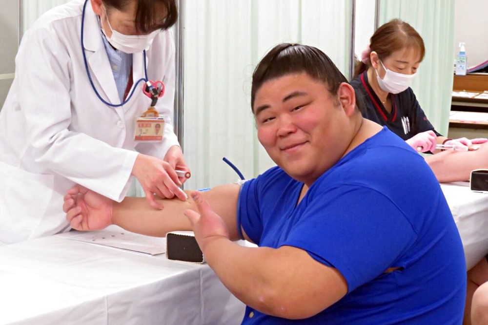 Igły, żarty i rekord wzrostu Ichiyamamoto – kulisy badań w&nbsp;Kokugikan