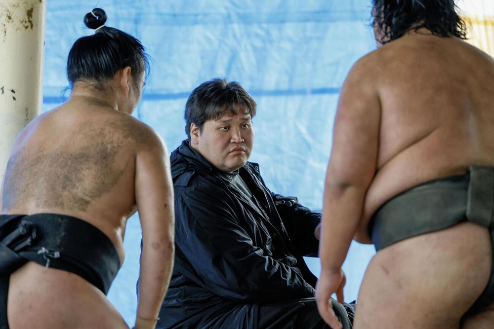 Isegahama Oyakata przesłuchiwany przez Kyōkai.