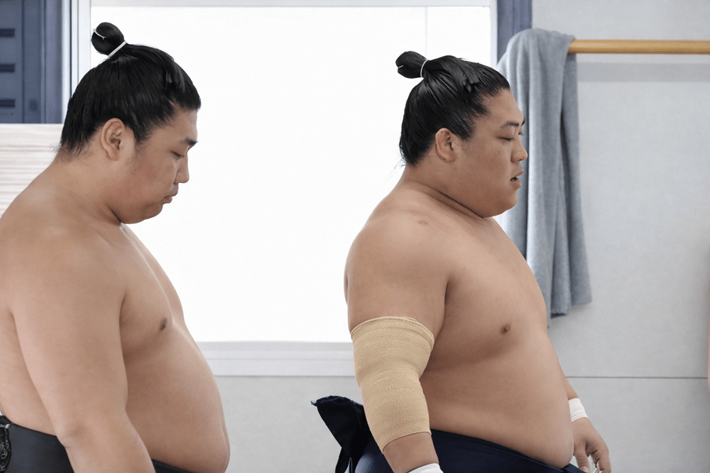 Wakatakakage trenuje mimo kontuzji&nbsp;łokcia.