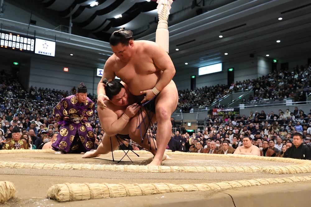 Kryzys Onosato, zwycięstwo Aonishiki i perfekcyjny start Hoshoryu.