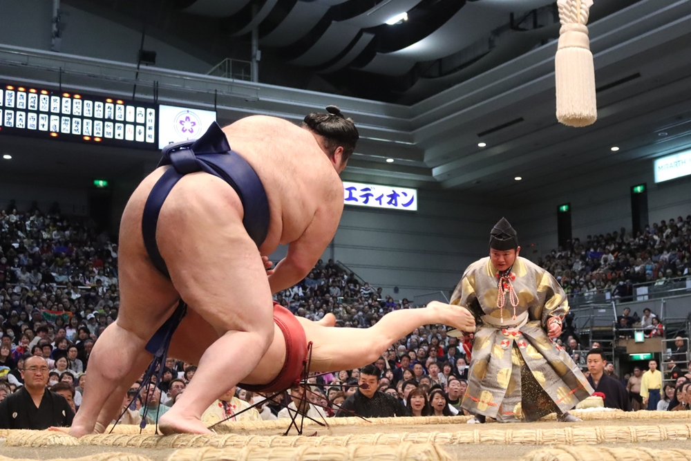 Kirishima i Gonoyama na czele – walka o yūshō nabiera tempa.