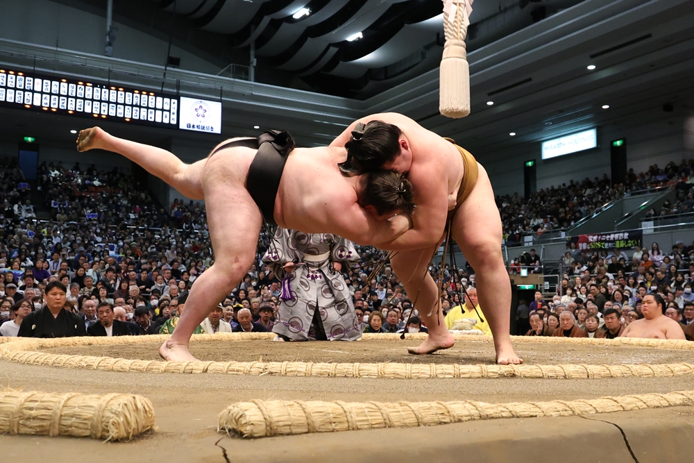 Trzecia porażka Aonishiki, w czołówce aż siedmiu liderów.