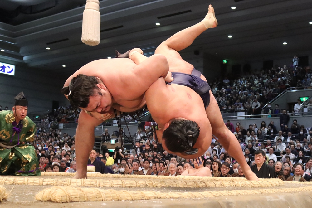 Kirishima zatrzymuje yokozunę. Walka o yūshō wchodzi w decydującą&nbsp;fazę.