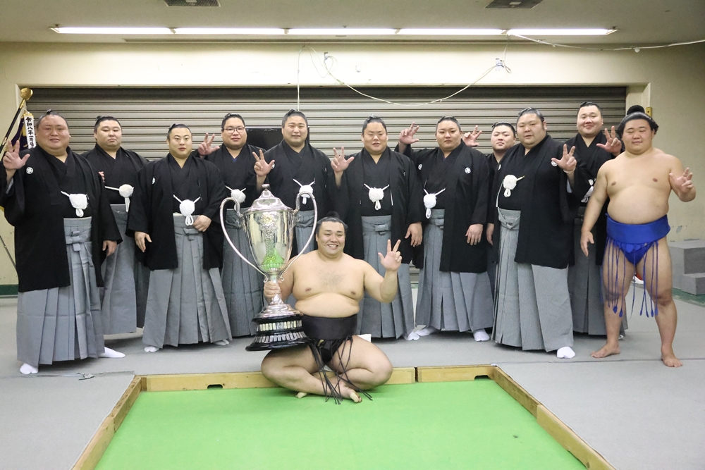 Kirishima przegrywa na finiszu, ale wraca do ōzeki.