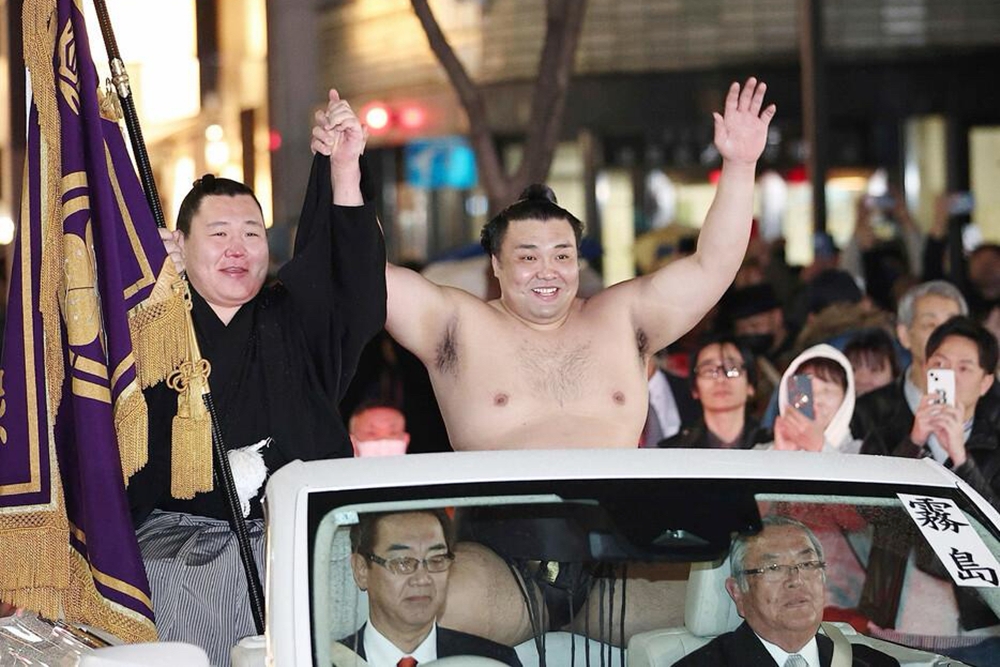 Kirishima wraca do ōzeki, Hakkaku uderza w Hōshōryū.