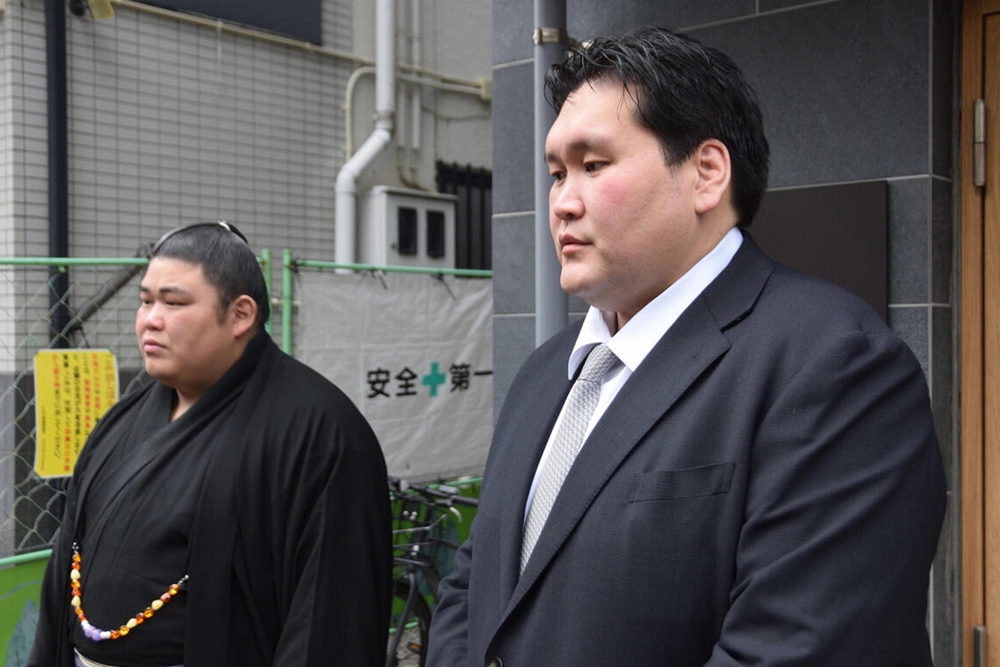 Isegahama Oyakata ukarany za przemoc wobec rikishi.