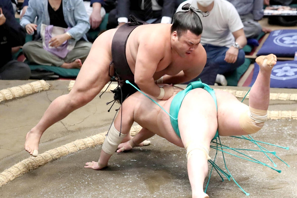 Kirishima bez porażki po czterech dniach. Wakatakakage i Kotoeiho także w&nbsp;czołówce.