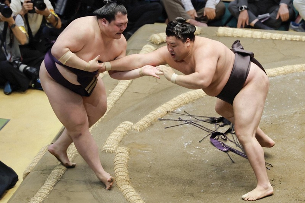 Kirishima samodzielnym liderem po sześciu dniach Natsu&nbsp;Basho.
