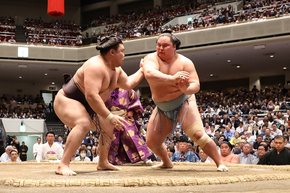 Kirishima i Kotoeiho nadal na czele, Kotozakura wycofał się z&nbsp;turnieju.