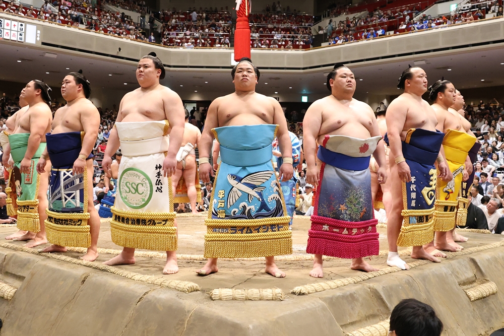 Kirishima wraca na prowadzenie, Kotozakura o krok od&nbsp;make-koshi.