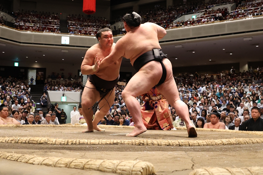 Shōdai zatrzymuje Kirishimę, sześciu rikishi na czele Natsu&nbsp;Basho.