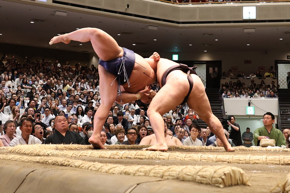 Kirishima pozostaje niepokonany. Kotoeiho dotrzymuje kroku&nbsp;ōzekiemu.